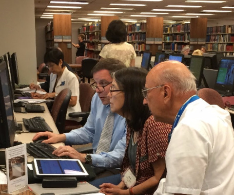 Joe Everett, FEEFHS board member, helps conference attendees to dig deeper into the records online.